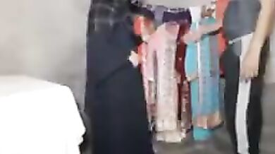 Shop keeper ne dress de kar choot li. Pakistani aunty porn video