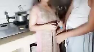 Soteli Bahan ko kitchen me choda. Pakistani xxx video