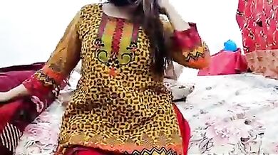 Pakistani larki nangi choot dika rahi hae free live sex