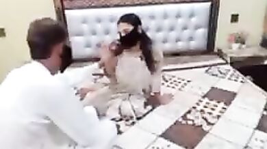Uncle ne choot ki band bajai di. Pakistani porn video