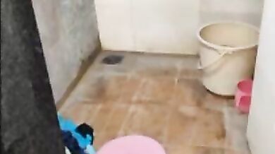 Bathroom me wife ko Ghodi bana kar choda. Indian porn video