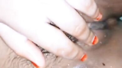 Hot bhabhi ne oil laga k fingering ki. sex video