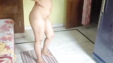 Shaved choot sexy girl ghar par nude dance kiya
