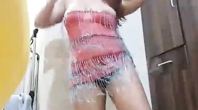 Bade mume hila hila ke nude dance kiya