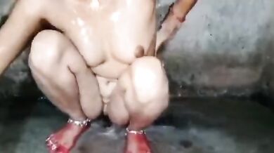Village ki Desi Aunty ki open air bath lene ki porn video