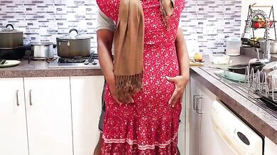 Stepsister ke sath kitchen me hone wale romnance ki sex video