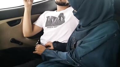 Pakistani Hijab girl ki group sex video Car me sex enjoy kiya