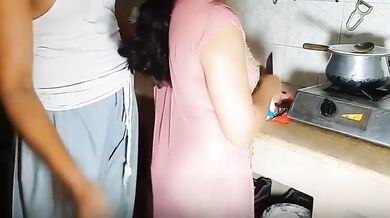 Sexy Bhabhi ki early morning kitchen me chudai ki xxx video