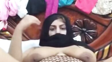 Muslim Kashmiri girl live cam sex me mastrubation kar rahi he