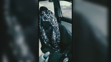 Hijab, burka, naqaab pahani Saba ne car me hilaya lund