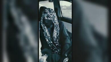 Hijab, burka, naqaab pahani Saba ne car me hilaya lund
