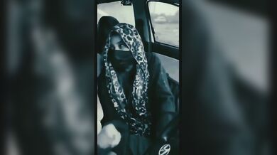 Hijab, burka, naqaab pahani Saba ne car me hilaya lund