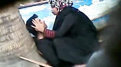 Baagh mein burke ke andar ladke ka lauda daba baithi khala