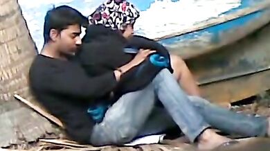 Baagh mein burke ke andar ladke ka lauda daba baithi khala