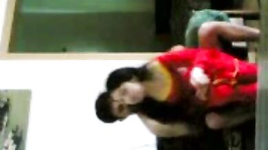 Admi ne apne dost ki biwi usi ke ghar mein chodi