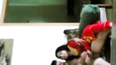 Admi ne apne dost ki biwi usi ke ghar mein chodi