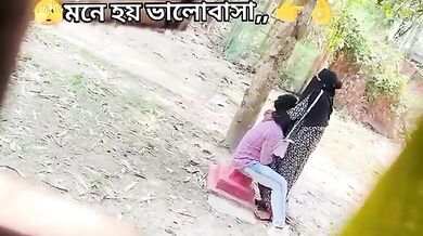 Burke ke andar hath dalkar ki chut me ungali