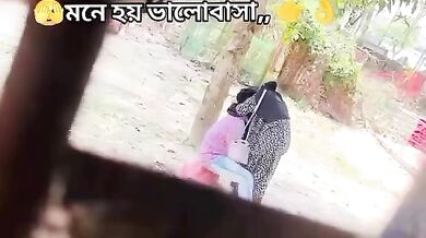 Burke ke andar hath dalkar ki chut me ungali