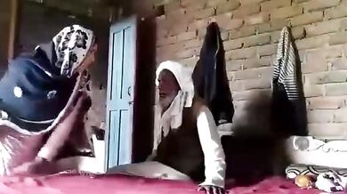 Dehati balochi sasur ne chodi apni khubsurat bahu