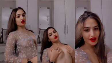 Raseele mamme dikha kar loda khada karti sexy Arab girl