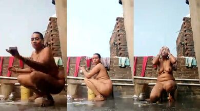 Khule mein nangi hoke nahati aurat ne banaya apna Nude XXX MMS