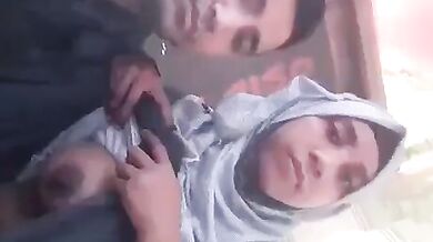 Mele mein apni saheli ke mamme choosta Pakistani launda