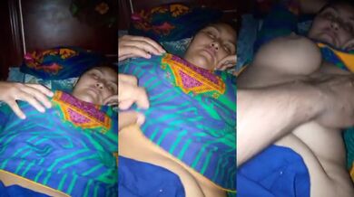 Sex MMS banate hue soyi hui Aunty ke mamme dabata uska yaar